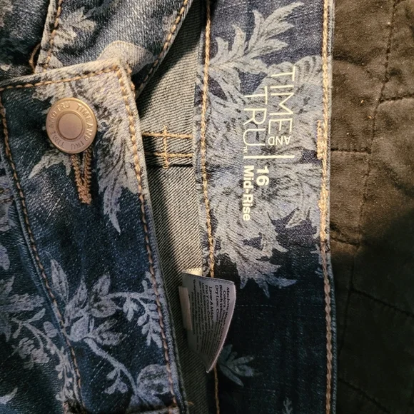 Time & Tru Jean Shorts Womens Sz 16 Mid-rise Denim Floral Shorts - Picture 4 of 4